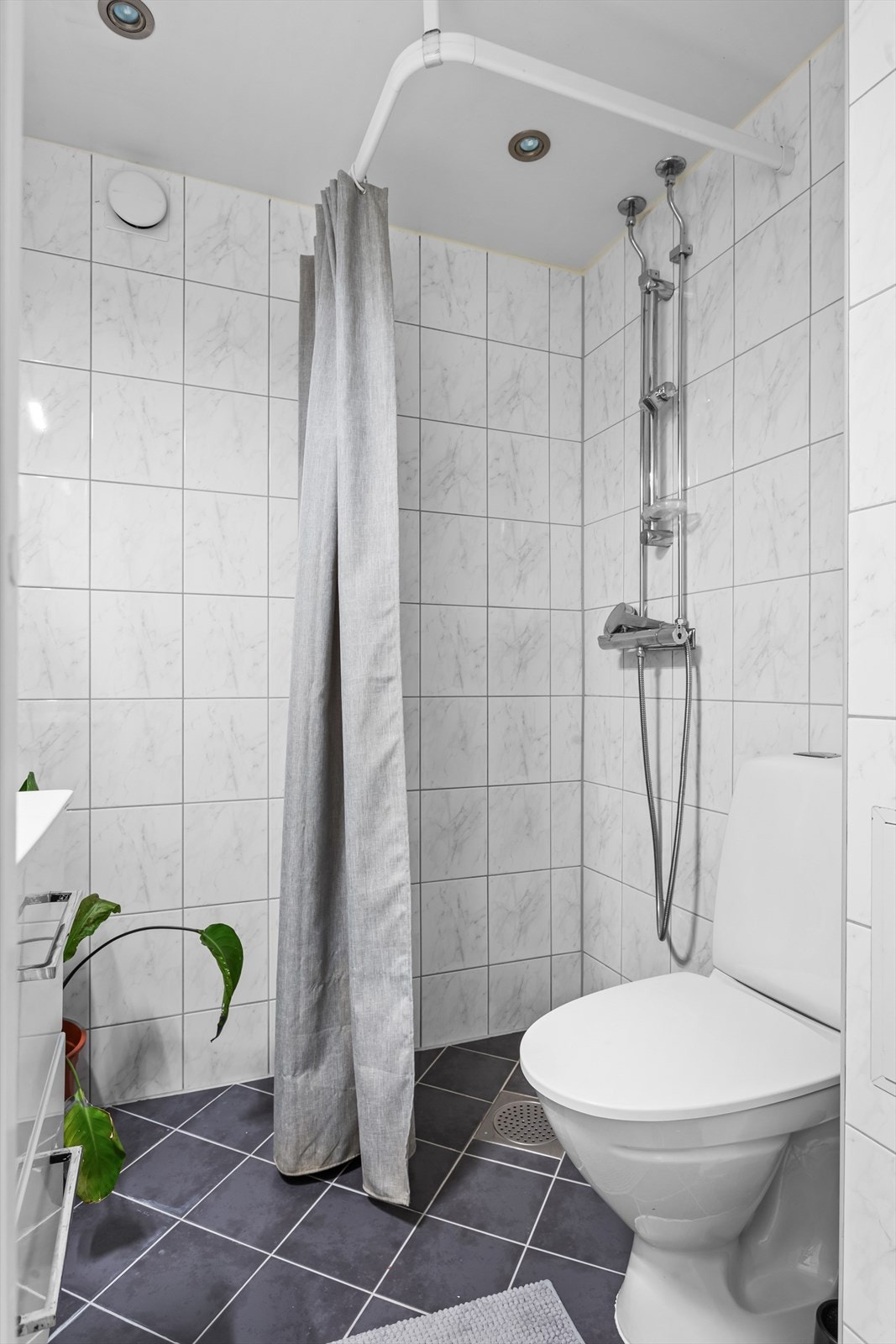 Pent flislagt bad som er pusset opp i regi av borettslaget. Badet har dusj og toalett. Galleribilde