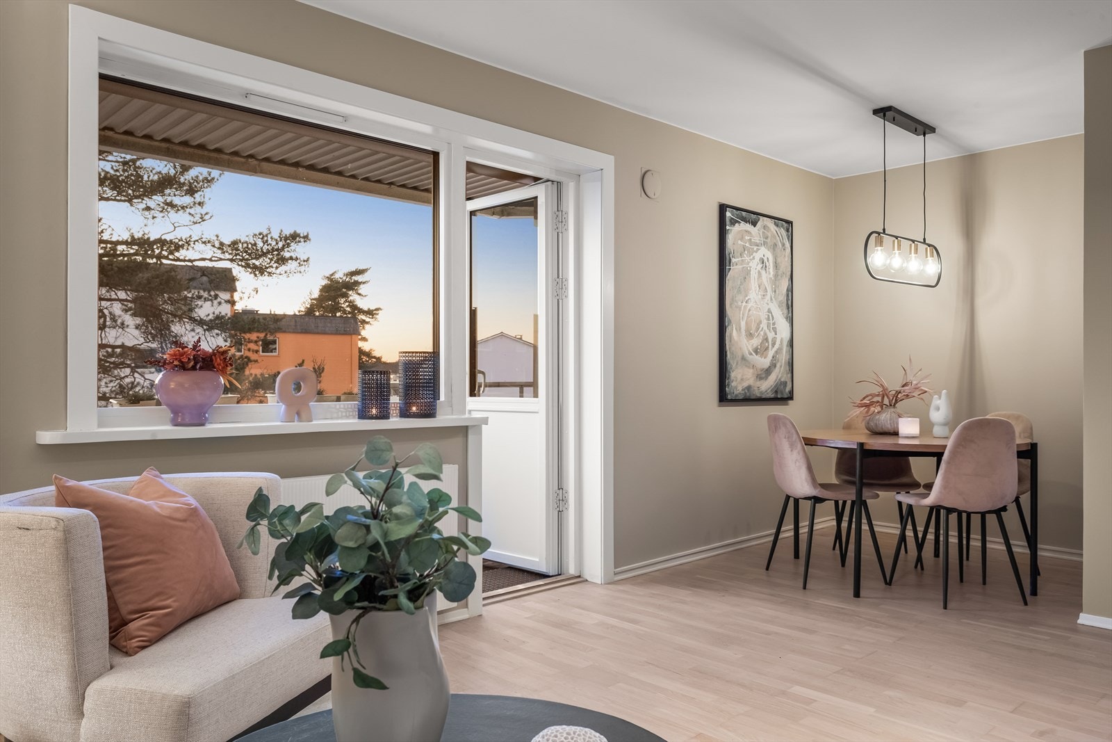 Fra stuen er det utgang til balkong. Galleribilde