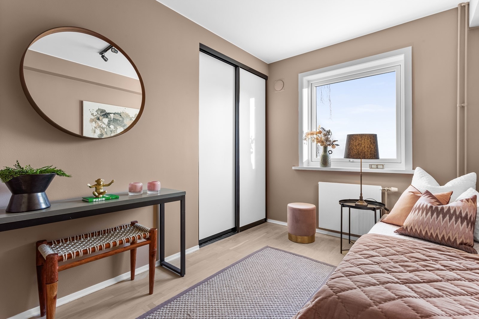 God plass til oppbevaring i garderobeløsning. Galleribilde