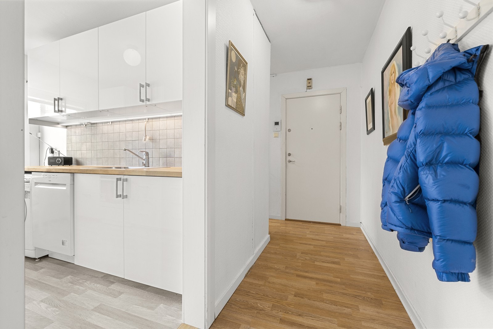 Entré med mulighet for oppheng av yttertøy og plassering av sko. Galleribilde