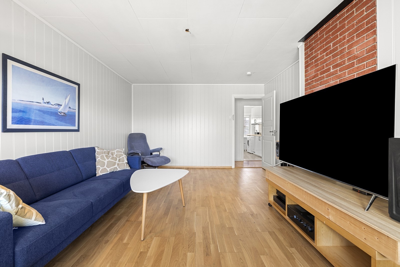 Overflatene er lyse, det er teglsteinspipe hvor det tidligere har vært installert peis og rommet oppleves luftig. Galleribilde