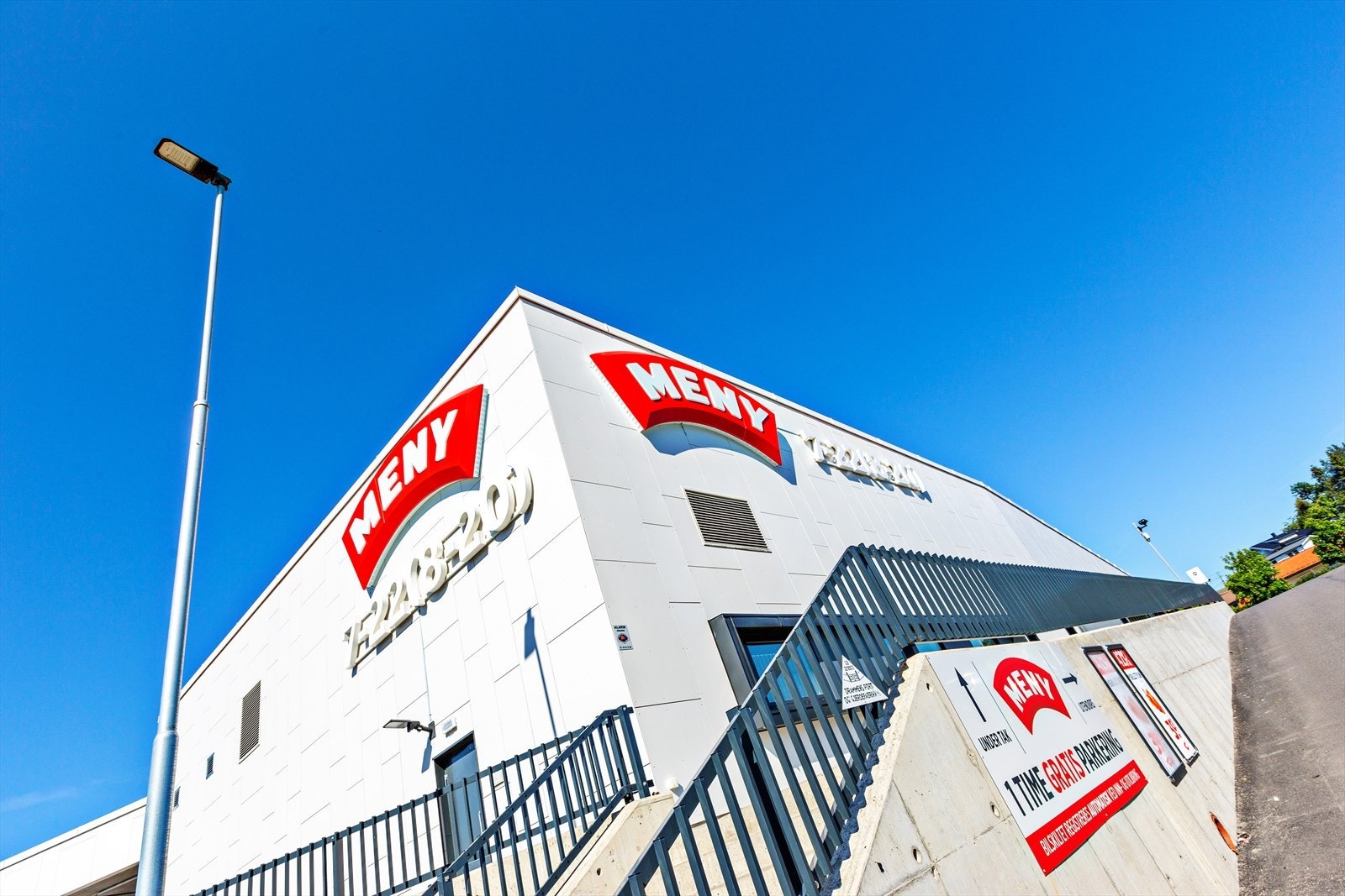 Kort gangavstand til Meny og for øvrig kort rekkevidde til flere andre matbutikker. Galleribilde