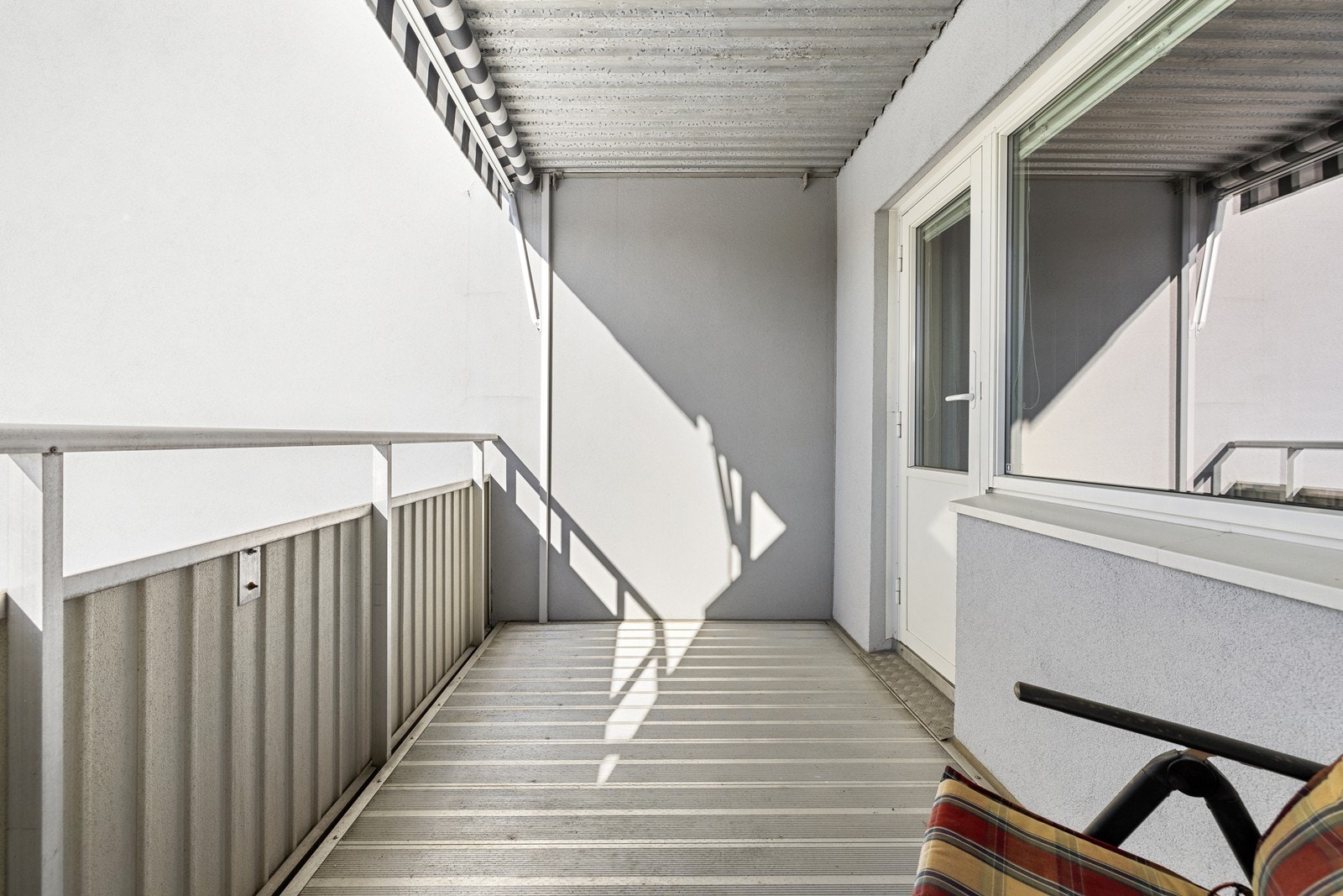 Balkong av god størrelse. Det er installert markise og fine lysforhold. Her kan en nyte varme sommerdager på en balkong som oppleves skjermet. Galleribilde