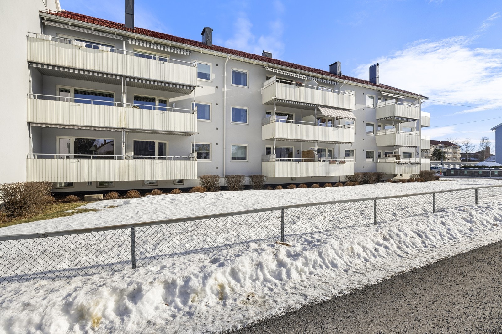 Leiligheten er presentert av Kristin Noraker Likvern i EiendomsMegler 1 og ligger sentralt til på Lillestrøm. Galleribilde