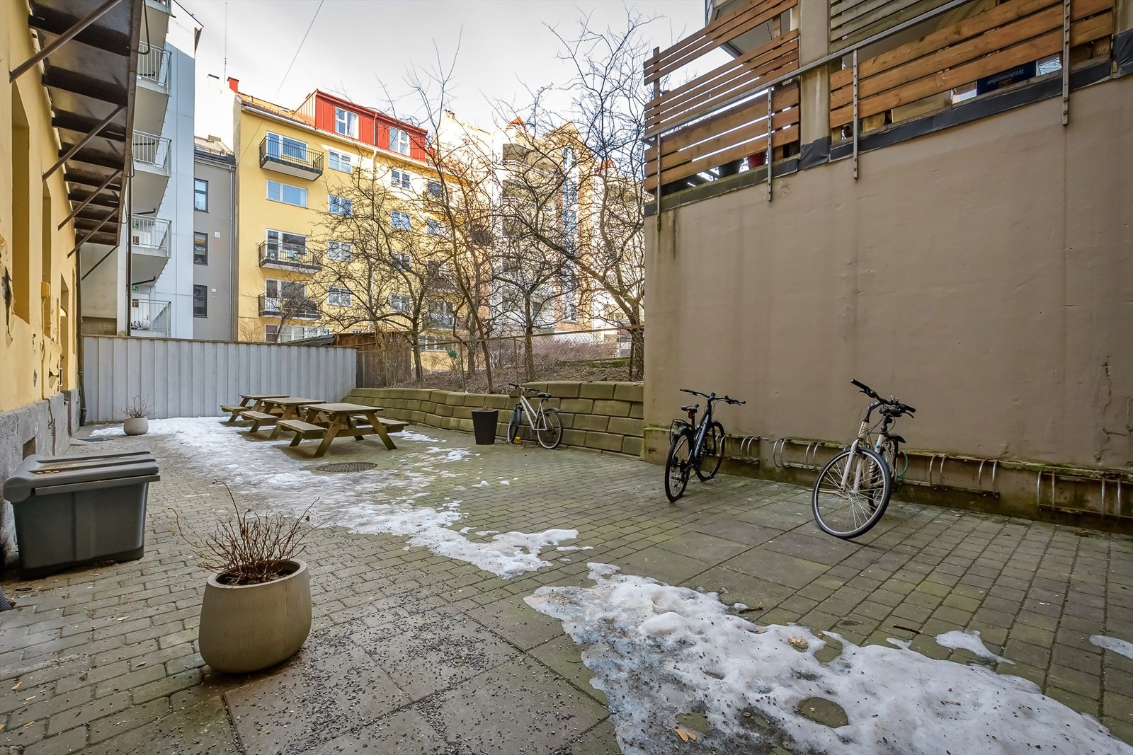 Hyggelig bakgård med sykkelparkering. Galleribilde