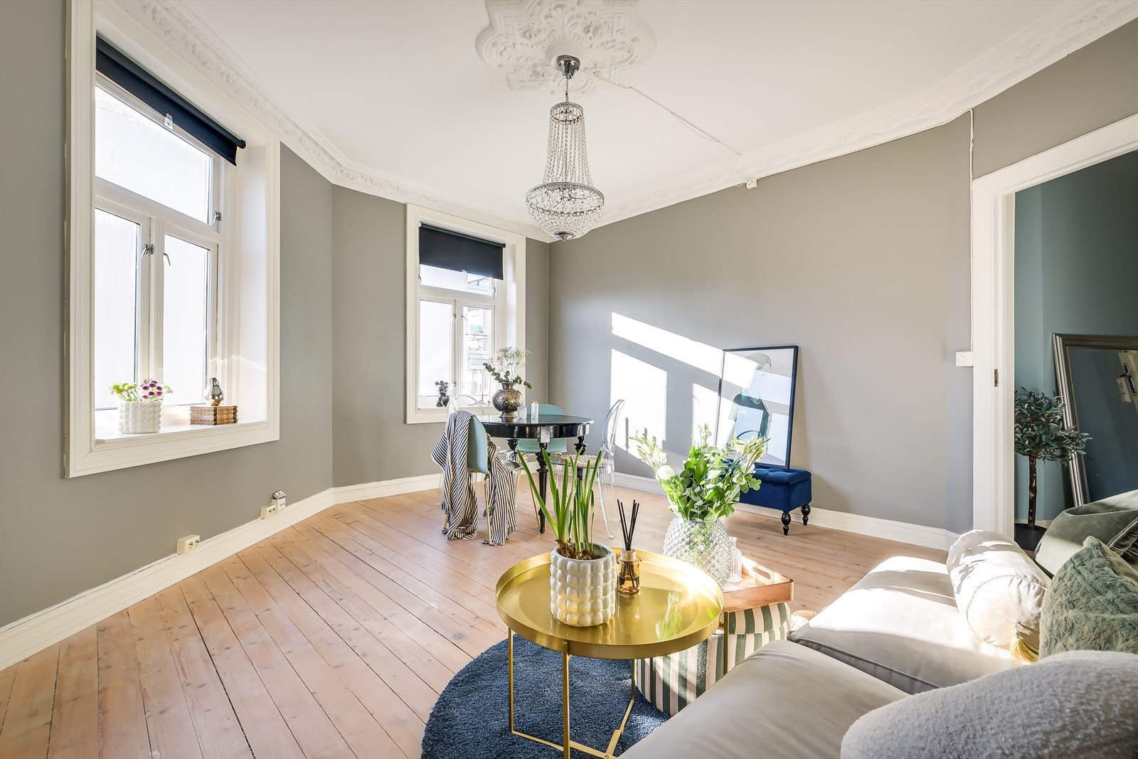 Leiligheten har store og flotte vindusflater som slipper inn godt med lys. Galleribilde