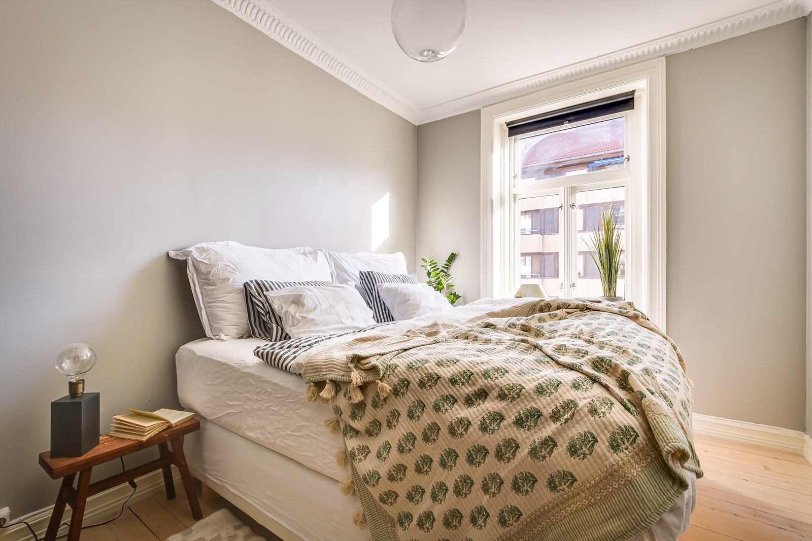 Soverommet har godt med oppbevaringsplass. Galleribilde