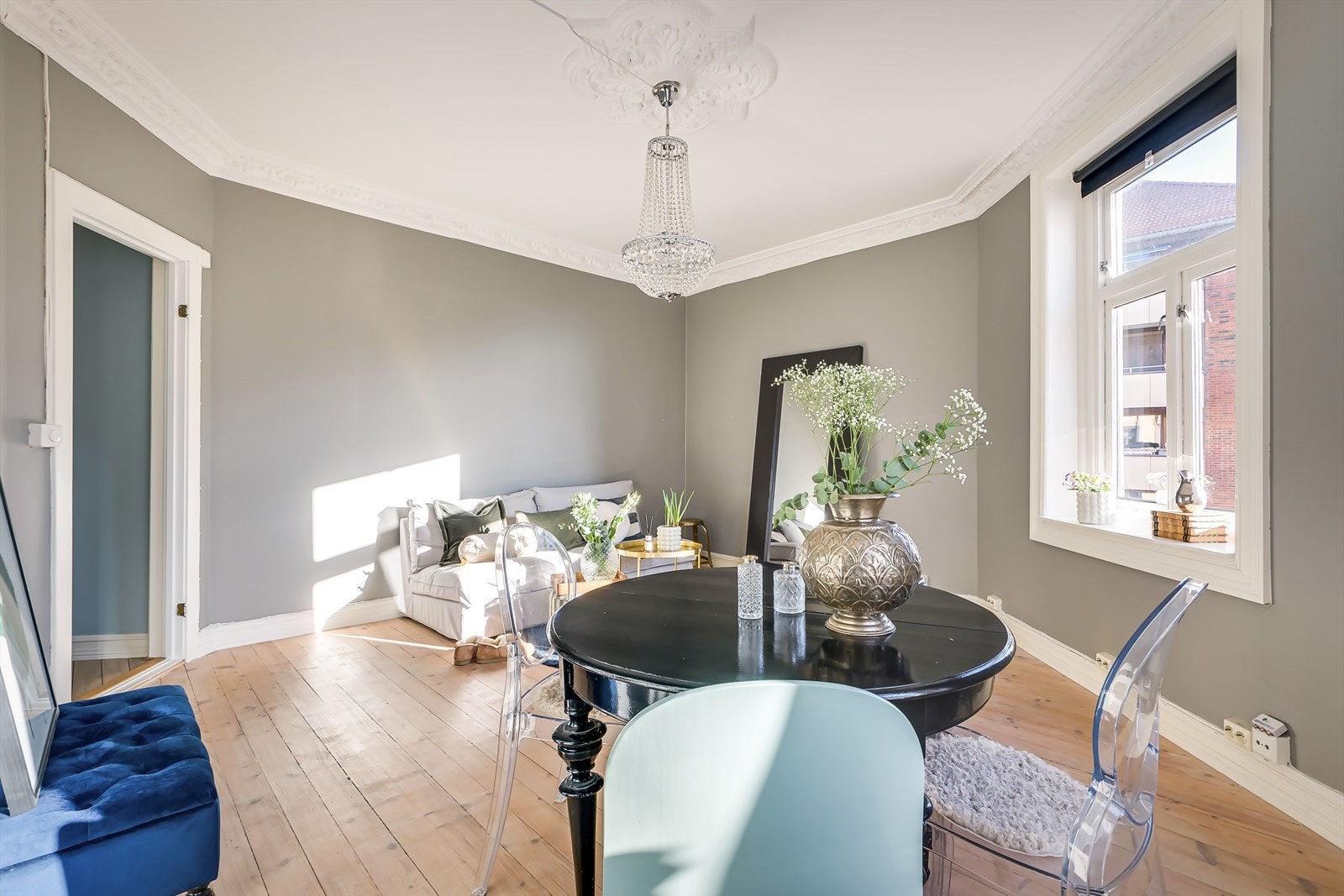 Leiligheten har naturlige møbleringssoner og en sjenerøs takhøyde på ca. 2.7 m. Galleribilde