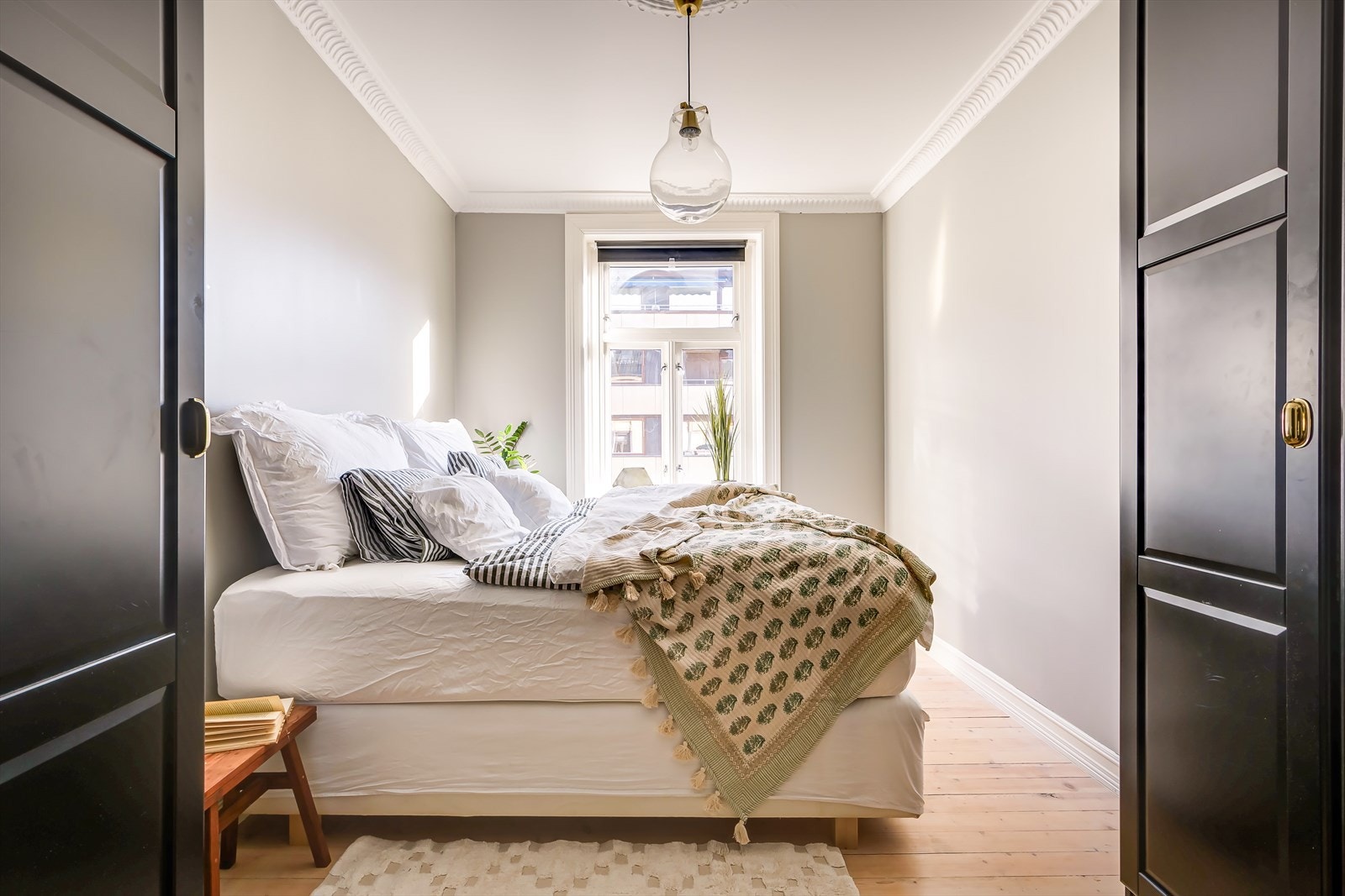 Lyst og luftig soverom med god plass til dobbeltseng og nattbord. Galleribilde