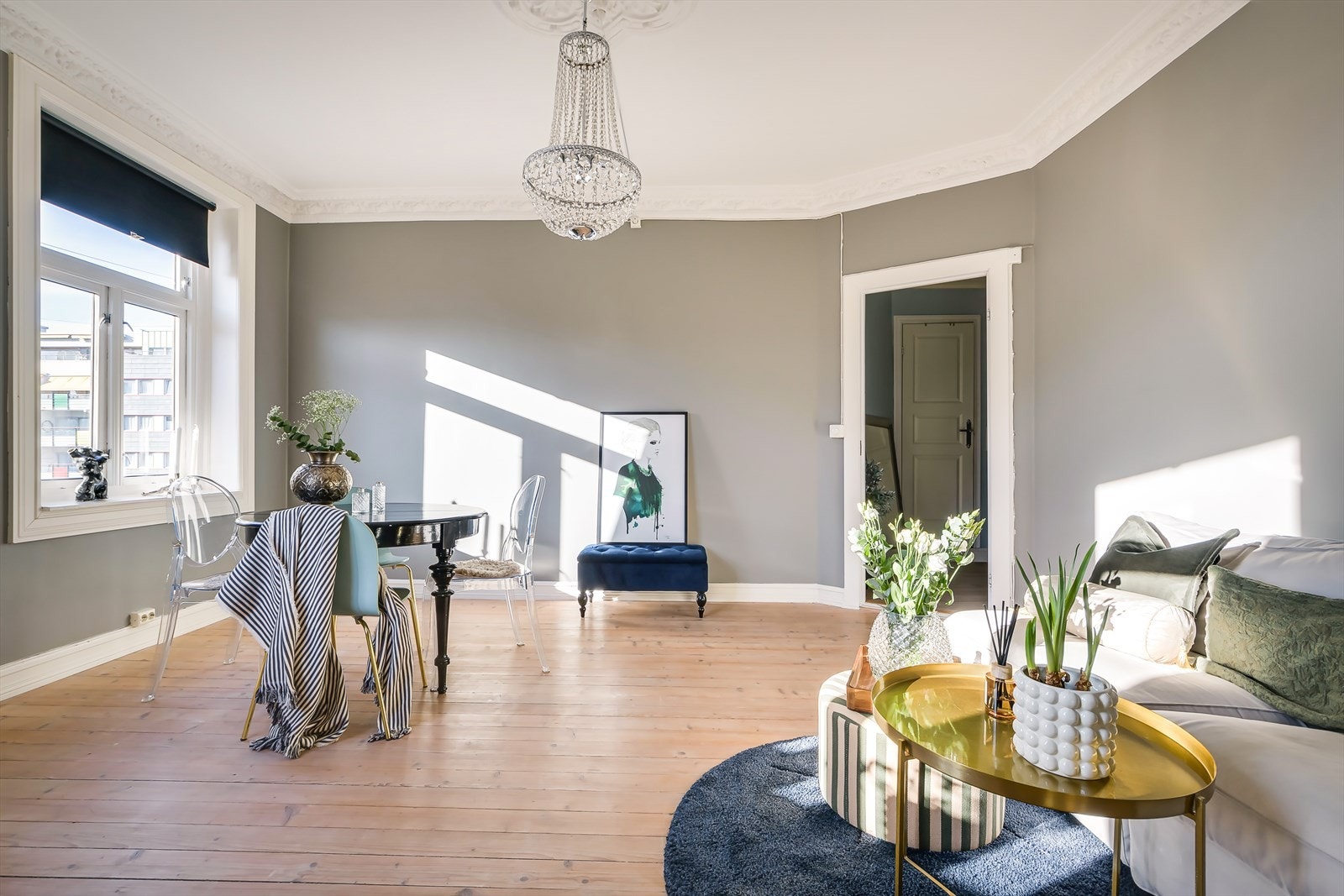 En gjennomgående leilighet med klassiske detaljer som stukkatur og rosett. Galleribilde