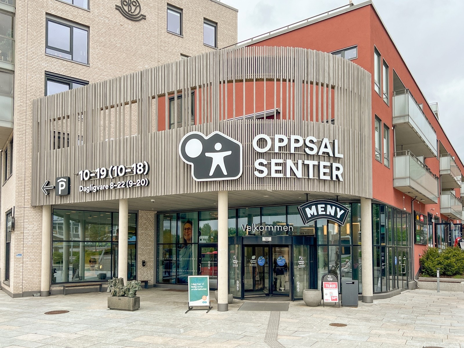 Oppsal Senter med 19 butikker og servicetjenester. Galleribilde