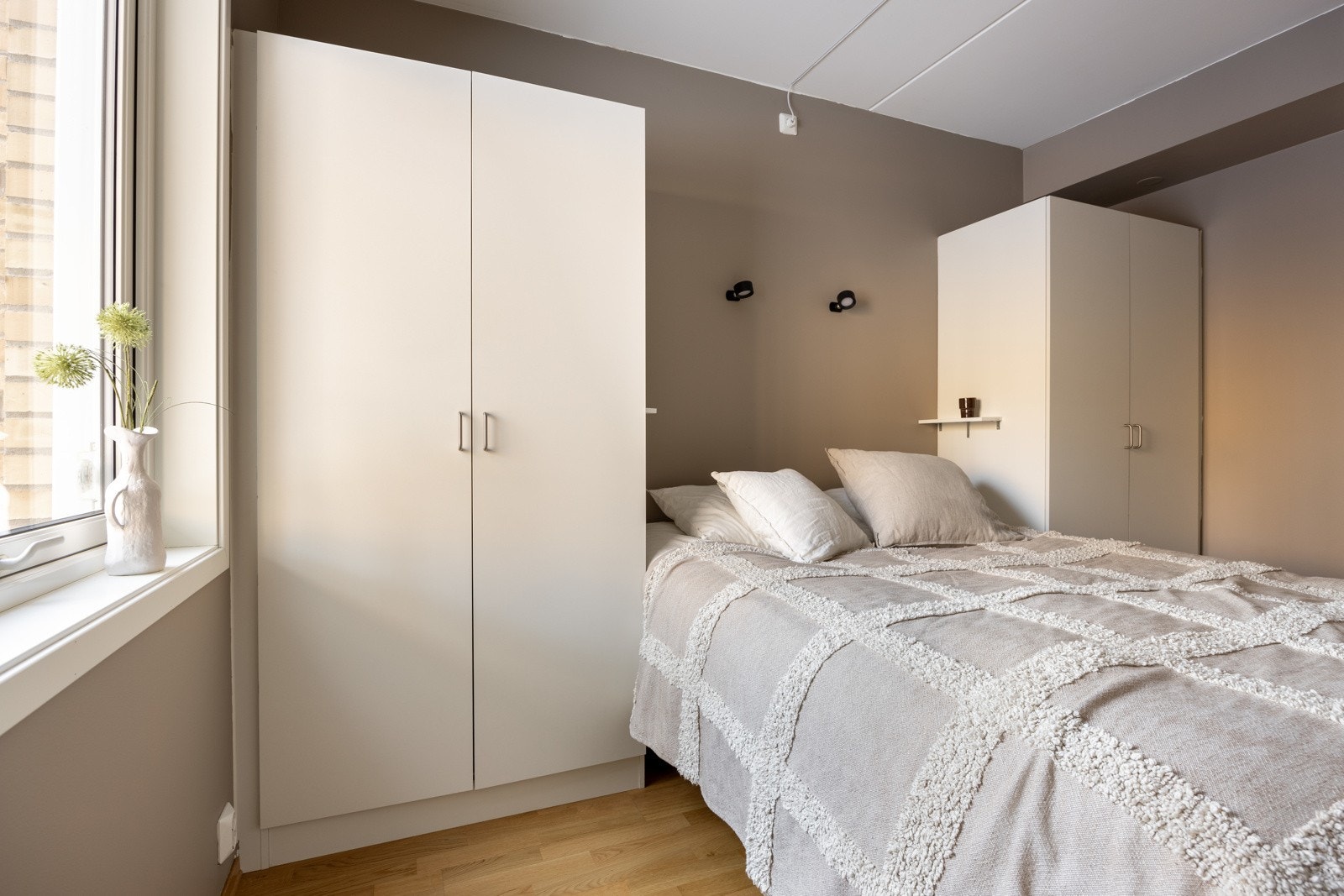 Innredet med mye garderobe, hvor man har gode oppbevaringsmuligheter. Galleribilde