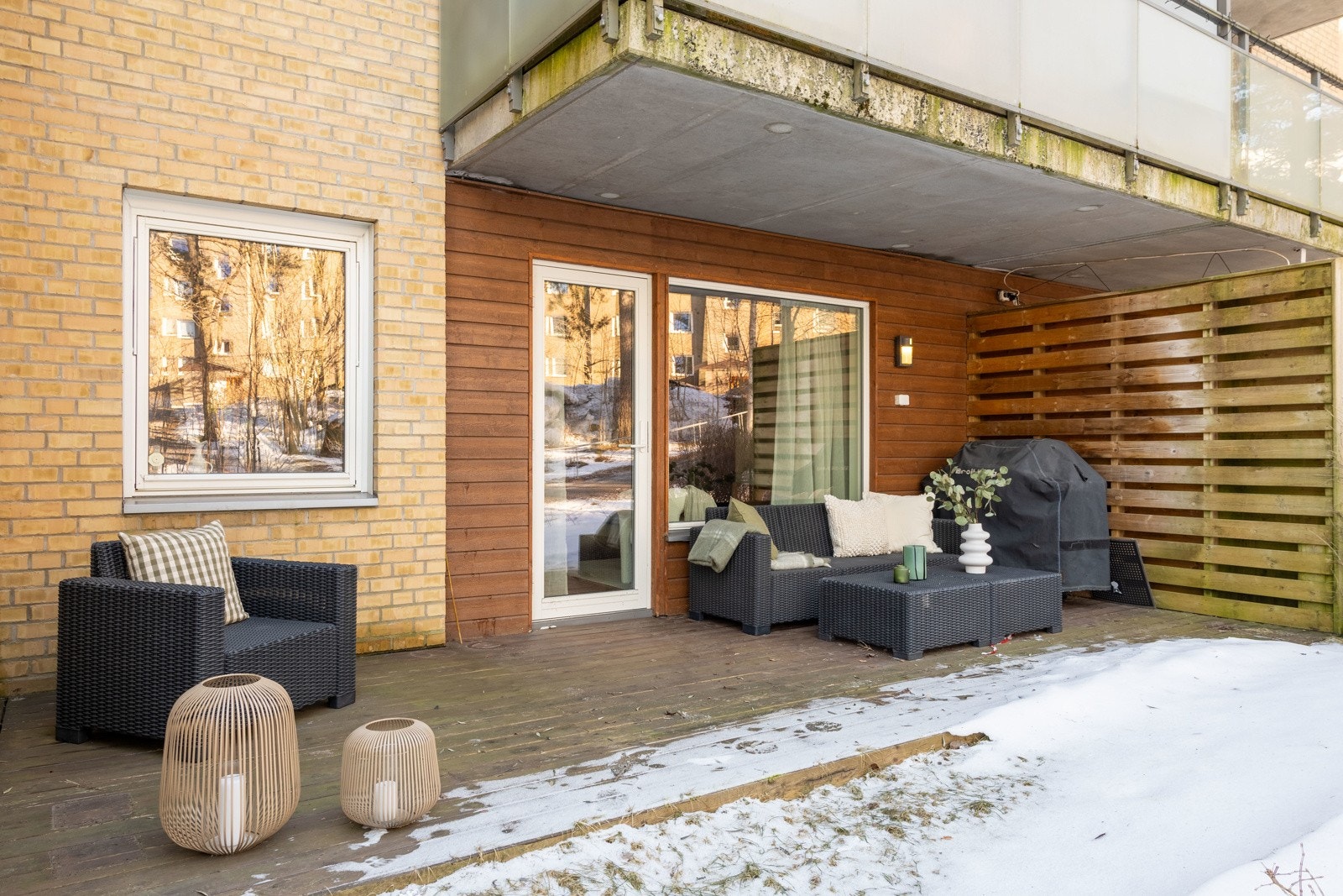 Utgang fra stue til nordvestvendt, delvis overbygget terrasse på 16 kvm. Galleribilde