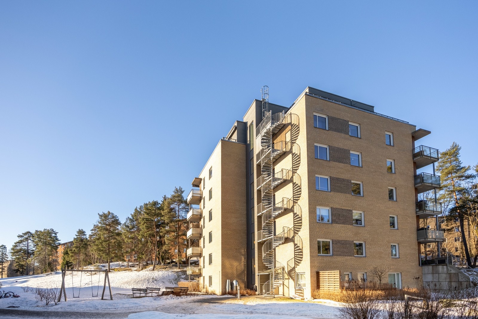 Fra leiligheten bruker man kun 2-3 minutters gange til bussholdeplass, Trasop Skole bussholdeplass. Galleribilde