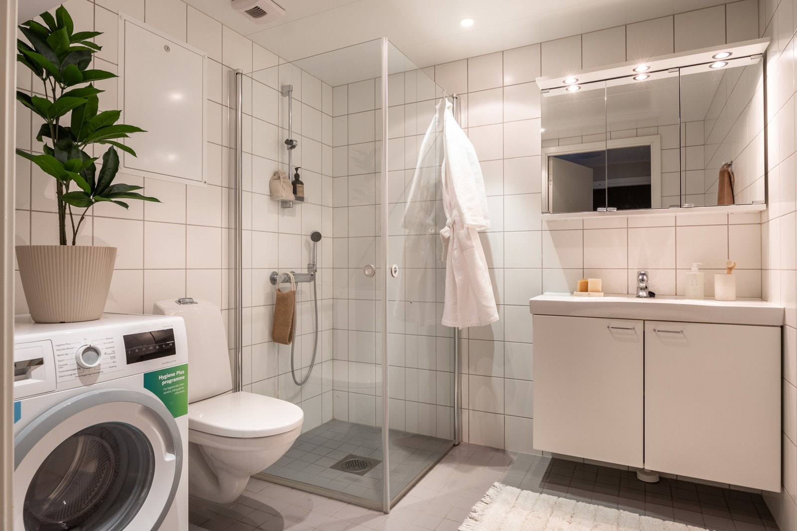 Romslig baderom fra byggeåret 2015 med flislagt gulv med varme og flislagte vegger. Galleribilde