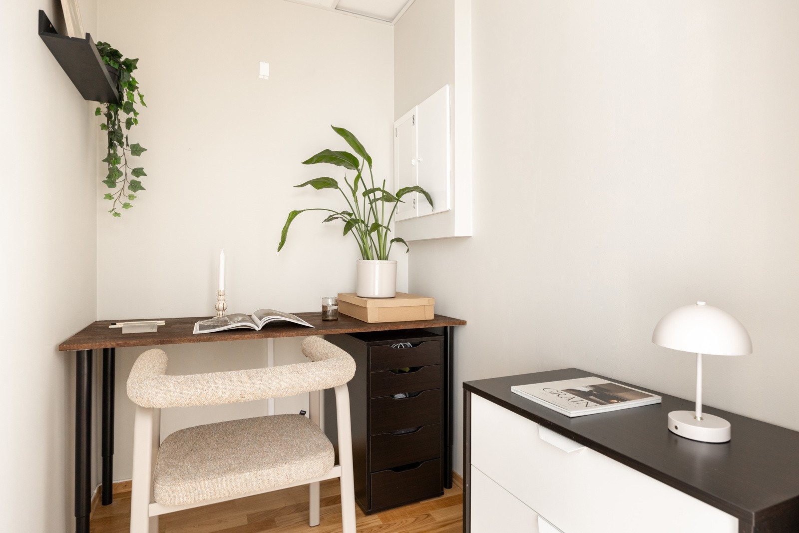 Innvendig bod som blir benyttet som kontor. Galleribilde