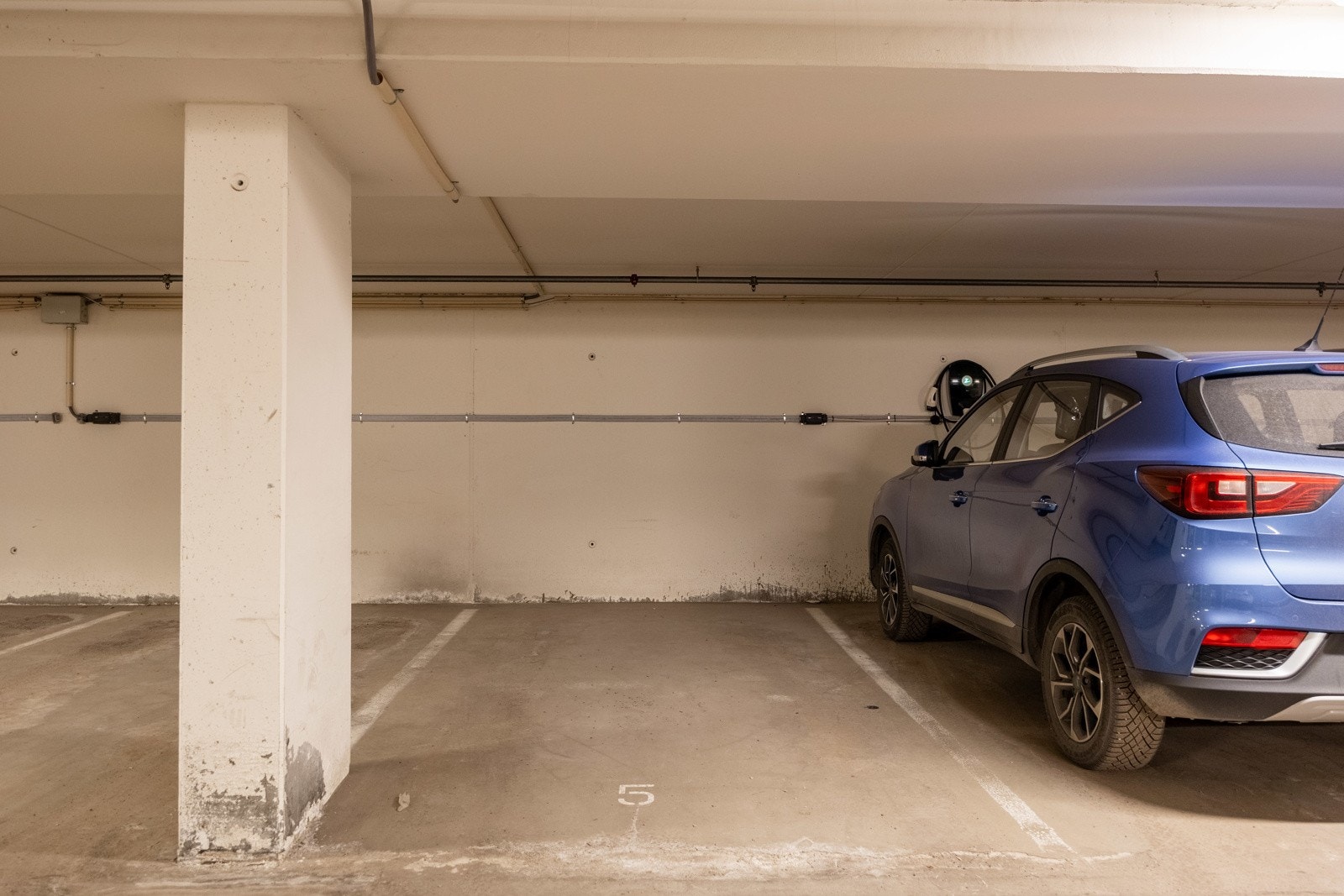 Denne leiligheten/andelen har bruksrett til garasjeplass nr. 5, samt bruksrett til bodnr. S5. Galleribilde