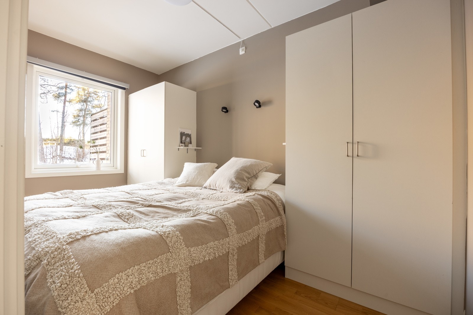 Leilighetens soverom er av god størrelse med plass til stor dobbeltseng. Galleribilde