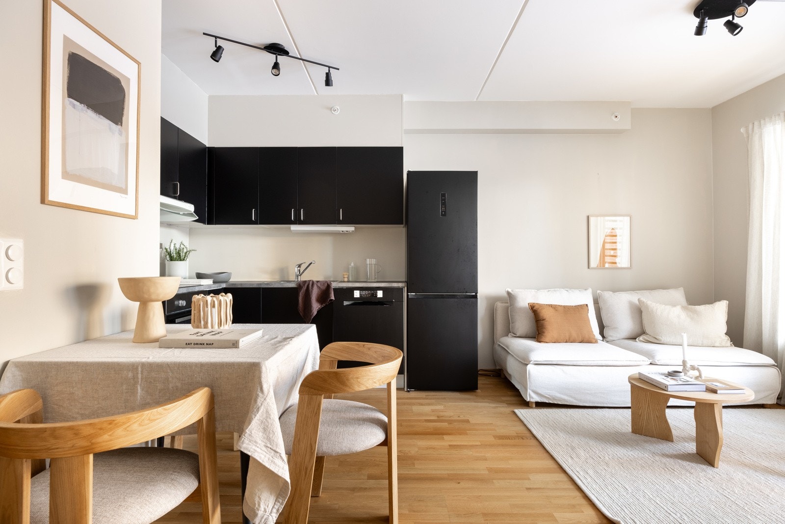 Moderne Norema kjøkkeninnredning med slette fronter fra byggeåret 2015. Galleribilde