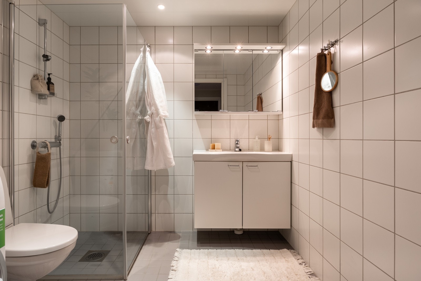 Badet har opplegg for vaskemaskin og har avtrekksventil i himling. Galleribilde