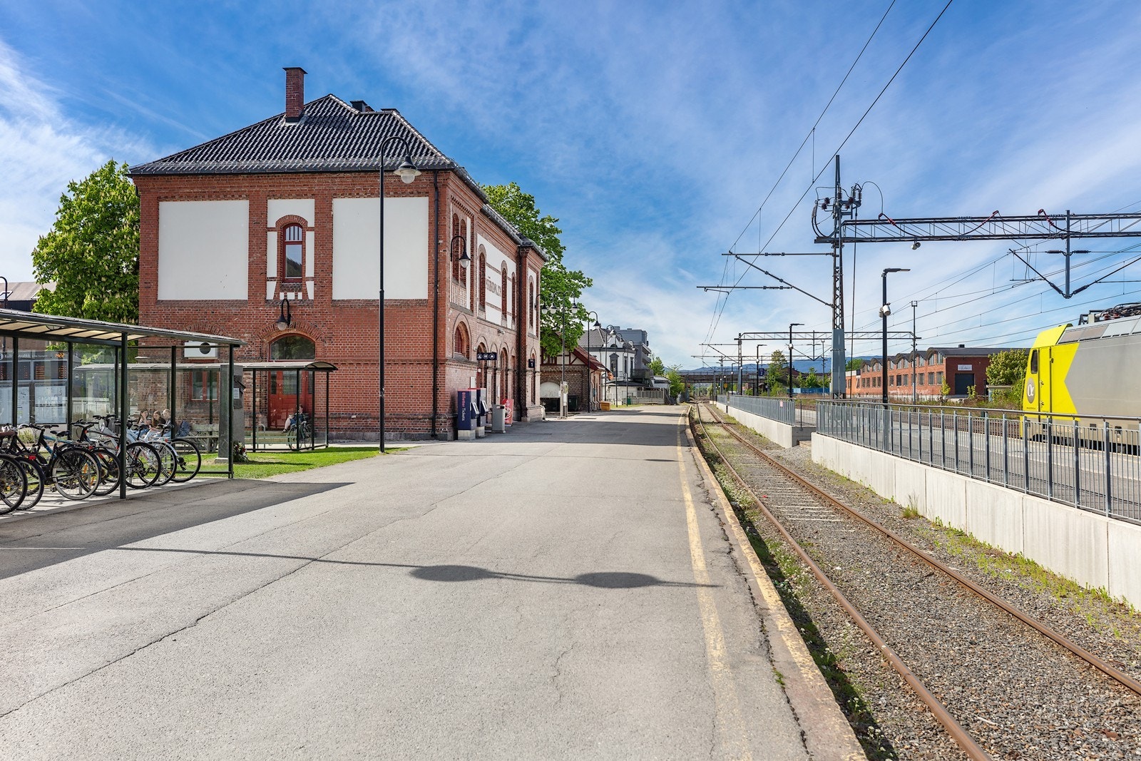 Ca. 6 minutters kjøring til Mjøndalen stasjon med jevnlige avganger mot Kongsberg og Oslo. Galleribilde