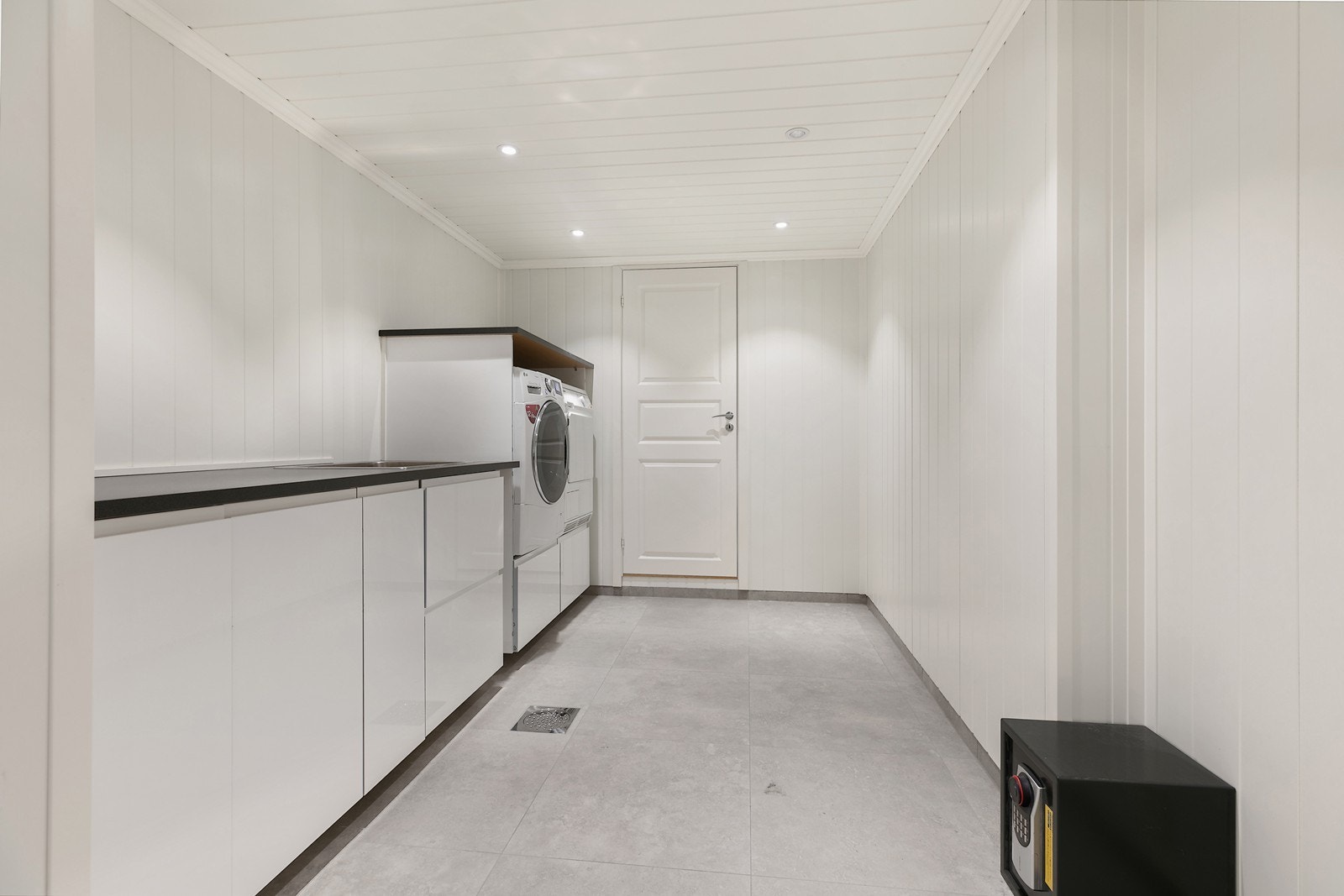 Boligen har et praktisk innredet vaskerom i underetasjen med benkeplass og opplegg for både vaskemaskin og tørketrommel. Galleribilde