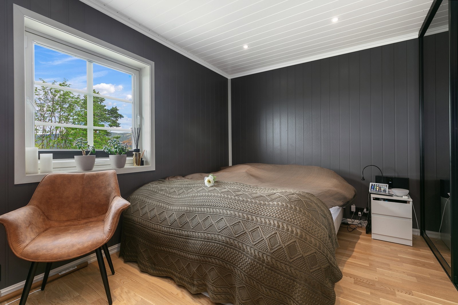 Soverommet i 1.etasje er av god størrelse med god plass til dobbeltseng med tilhørende nattbord og rom for oppbevaring i skyvedørsgarderobe. Galleribilde