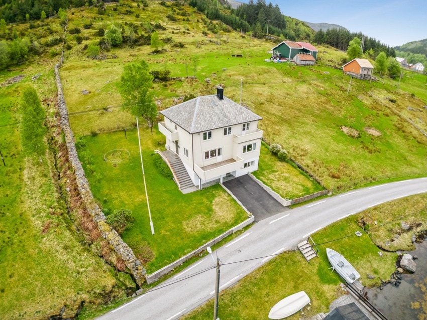 Innhaldsrikt husvære med store rom og masse muligheter Galleribilde