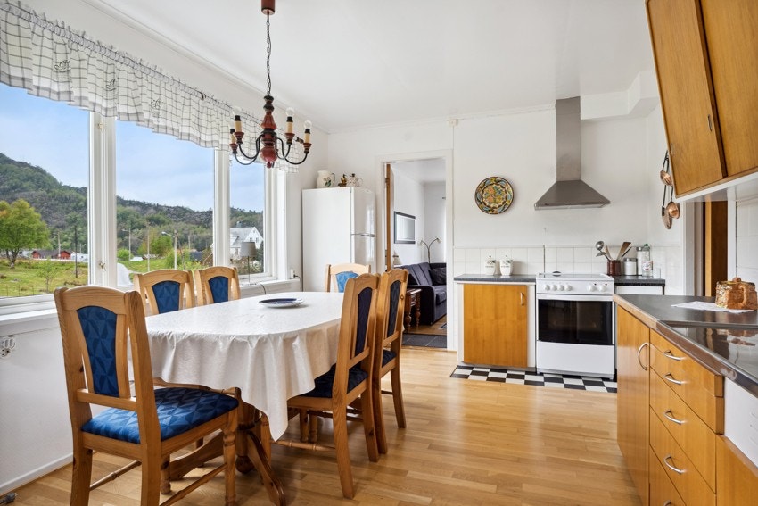 Kjøkken med retro innreiing og plass for kjøkkenbord Galleribilde