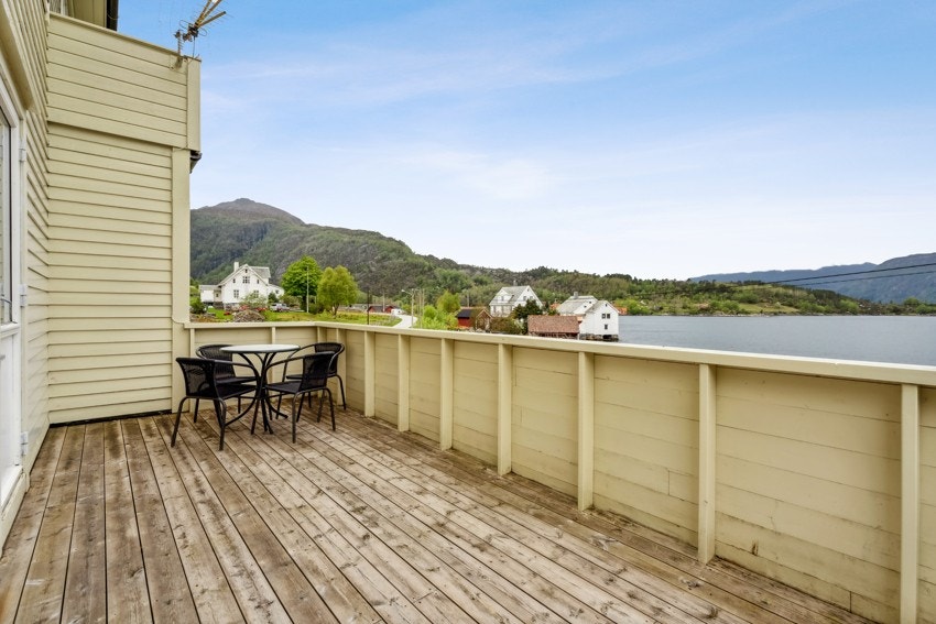 Altan i tilknytning til stovene i 1.etasje. Plass for utegruppe Galleribilde