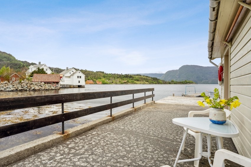 Flotte sitjeplassar både rundt om ved naustet og ved huset Galleribilde