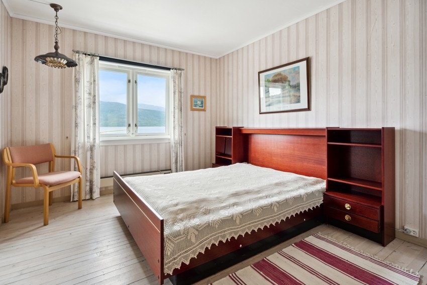 Soverommet på andre sida av skyvedøra. Begge romma har også tilgang via gangen. Galleribilde