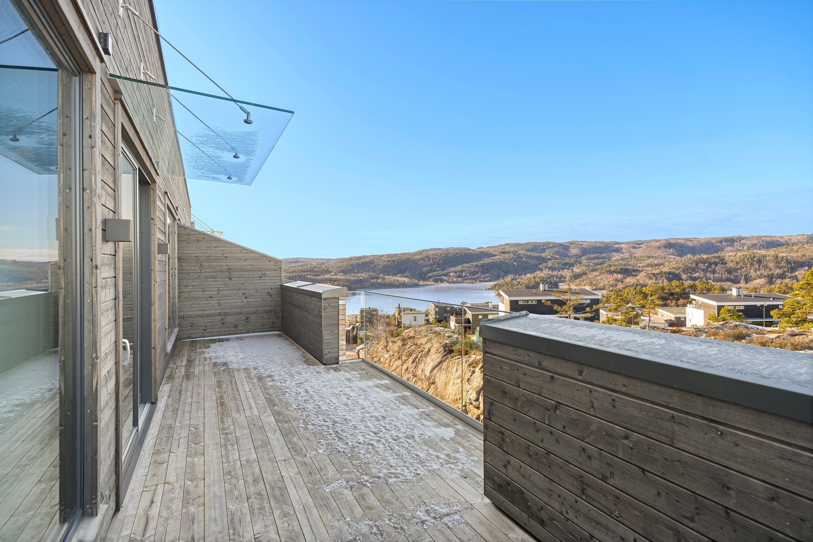 Stor balkong med plass til sittegruppe, grill, beplantning, etc.. Galleribilde