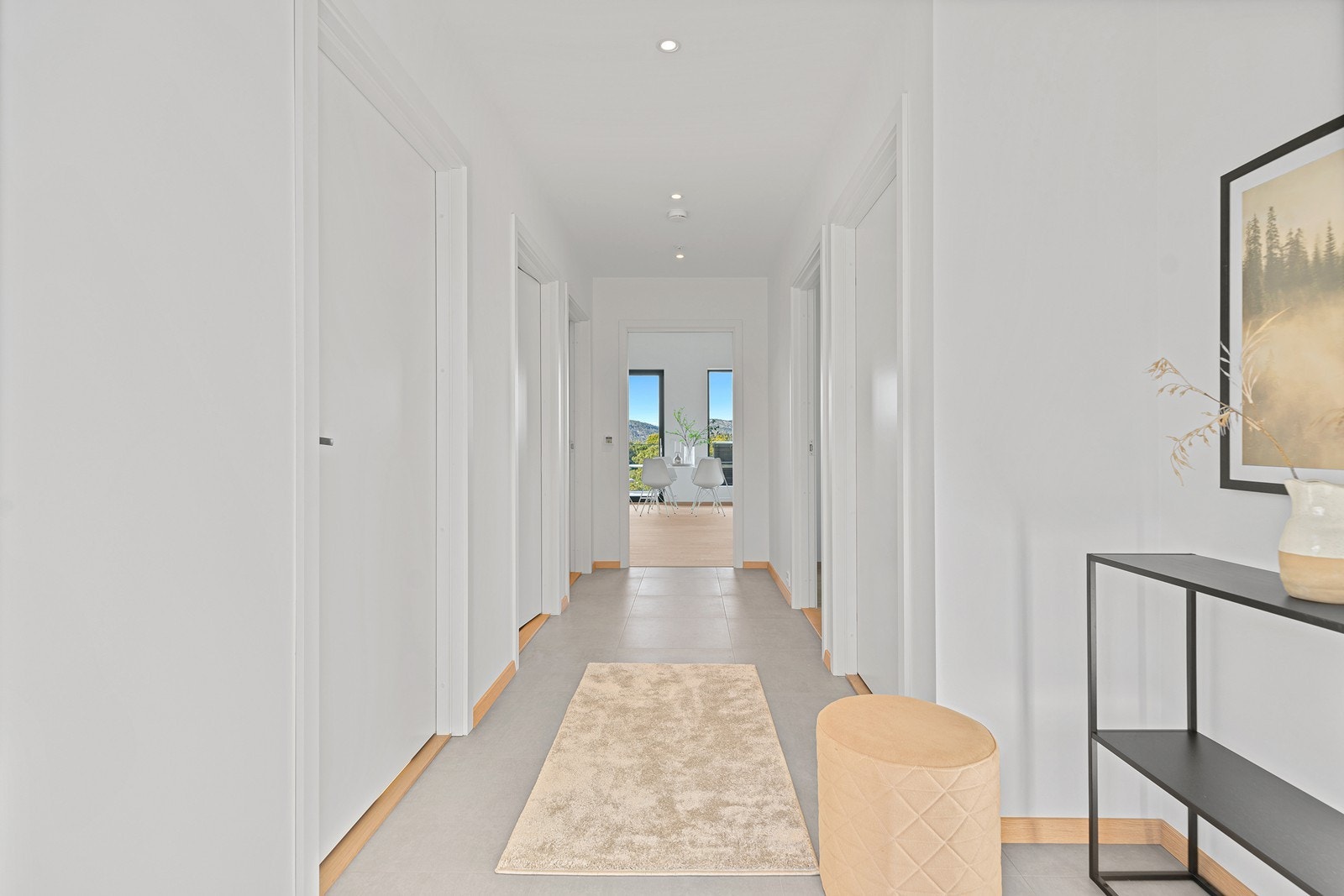 Lys og romslig gang med god plass til oppbevaringsmøblement Galleribilde