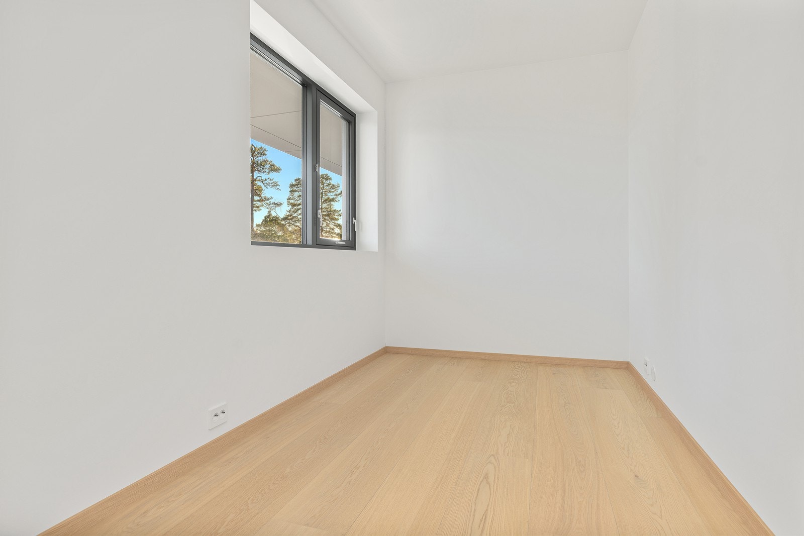 Soverom 4: Plass til seng og oppbevaringsmøblement. Godt innslipp av naturlig lys Galleribilde