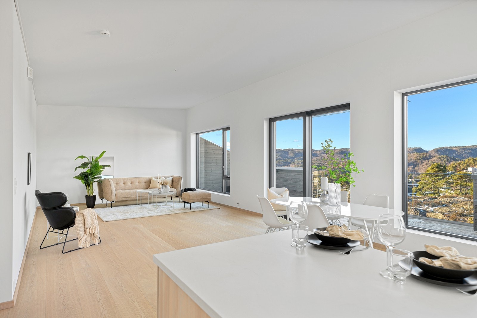 Leiligheten har en luftig planløsning og store vindusflater som sikrer godt innslipp av naturlig lys Galleribilde