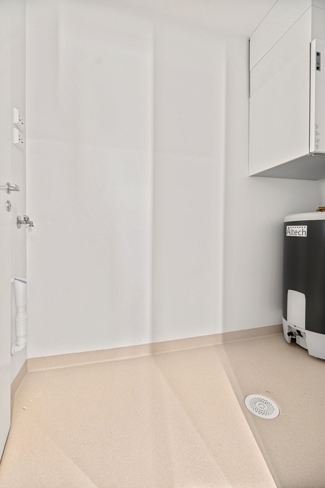 Praktisk vaskerom med opplegg for vaskemaskin Galleribilde