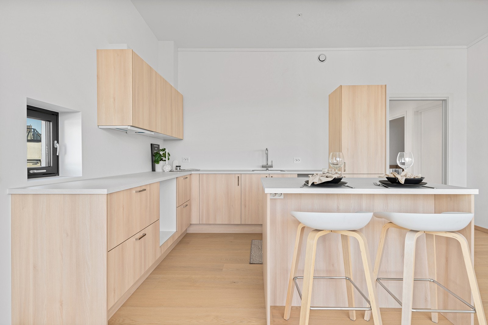 Frittstående kjøkkenøy gir ekstra arbeidsflate og er et flott samlingspunkt Galleribilde