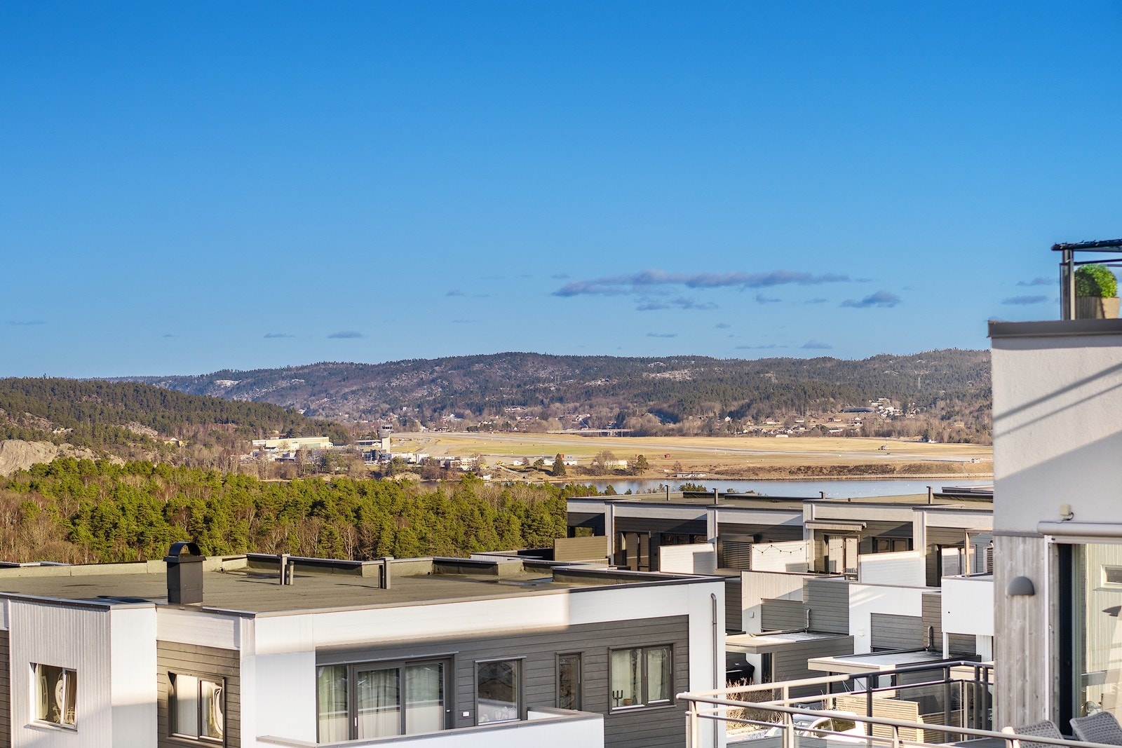 Fra balkongen ser man også bort til Kjevik flyplass Galleribilde