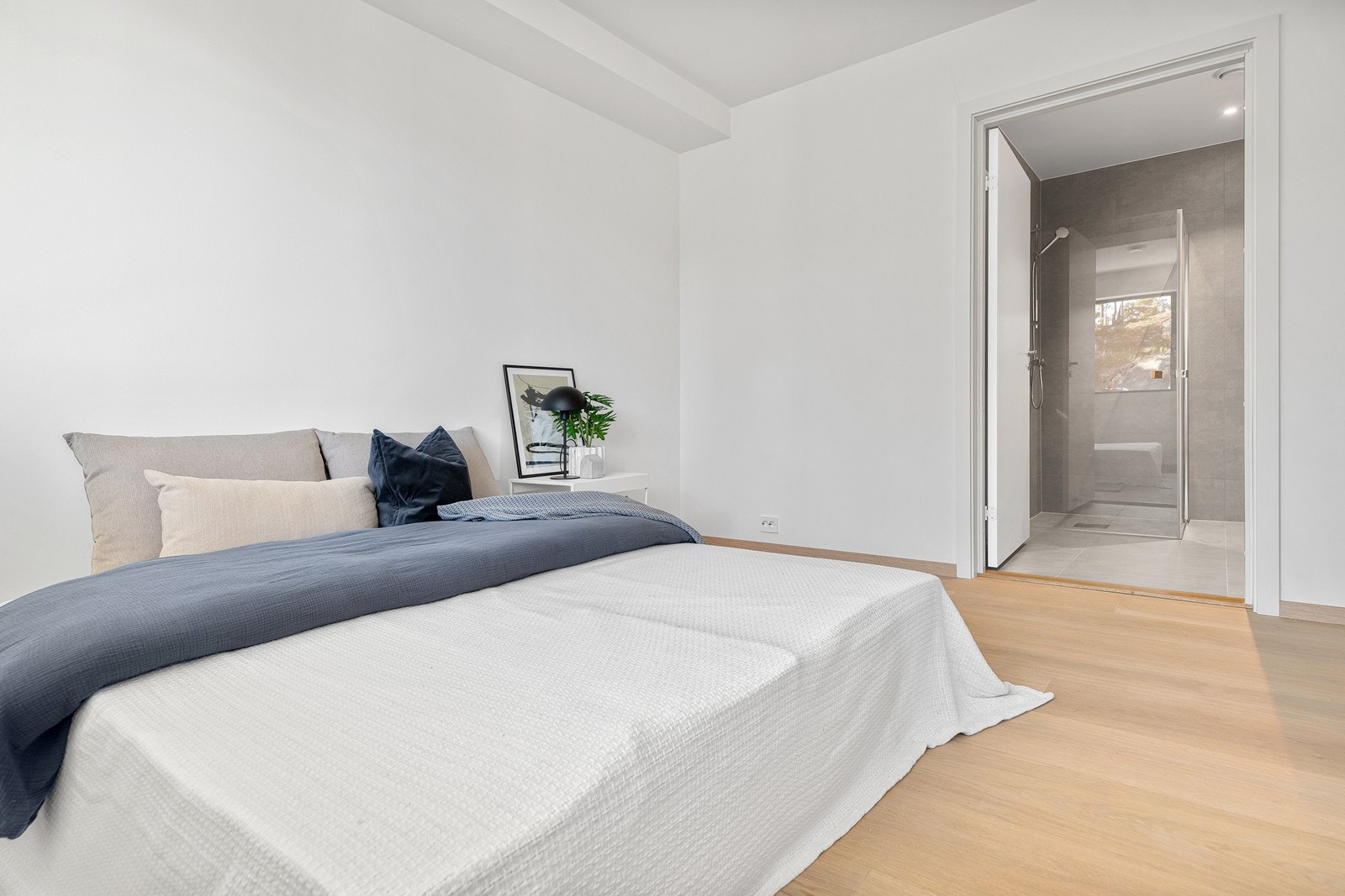 Hovedsoverommet har adkomst til eget toalett og vaskerom Galleribilde