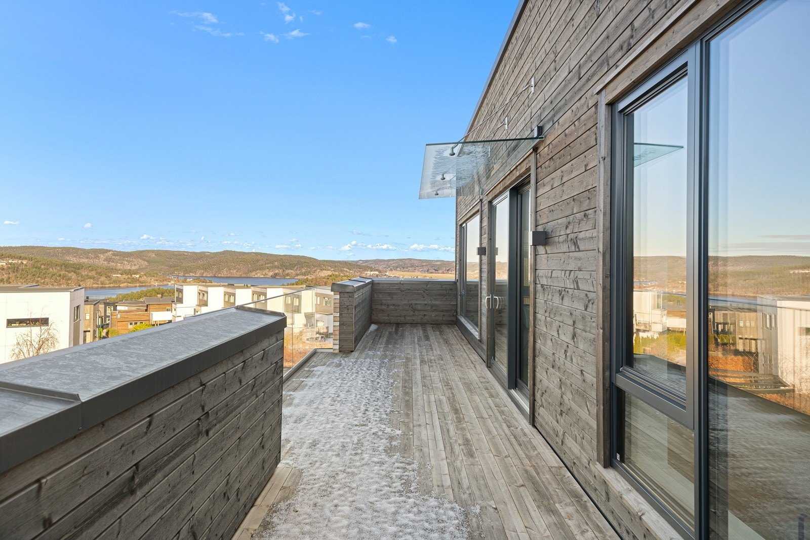 Usjenert balkong med flott usikt - perfekt for de varme sommerdagene Galleribilde