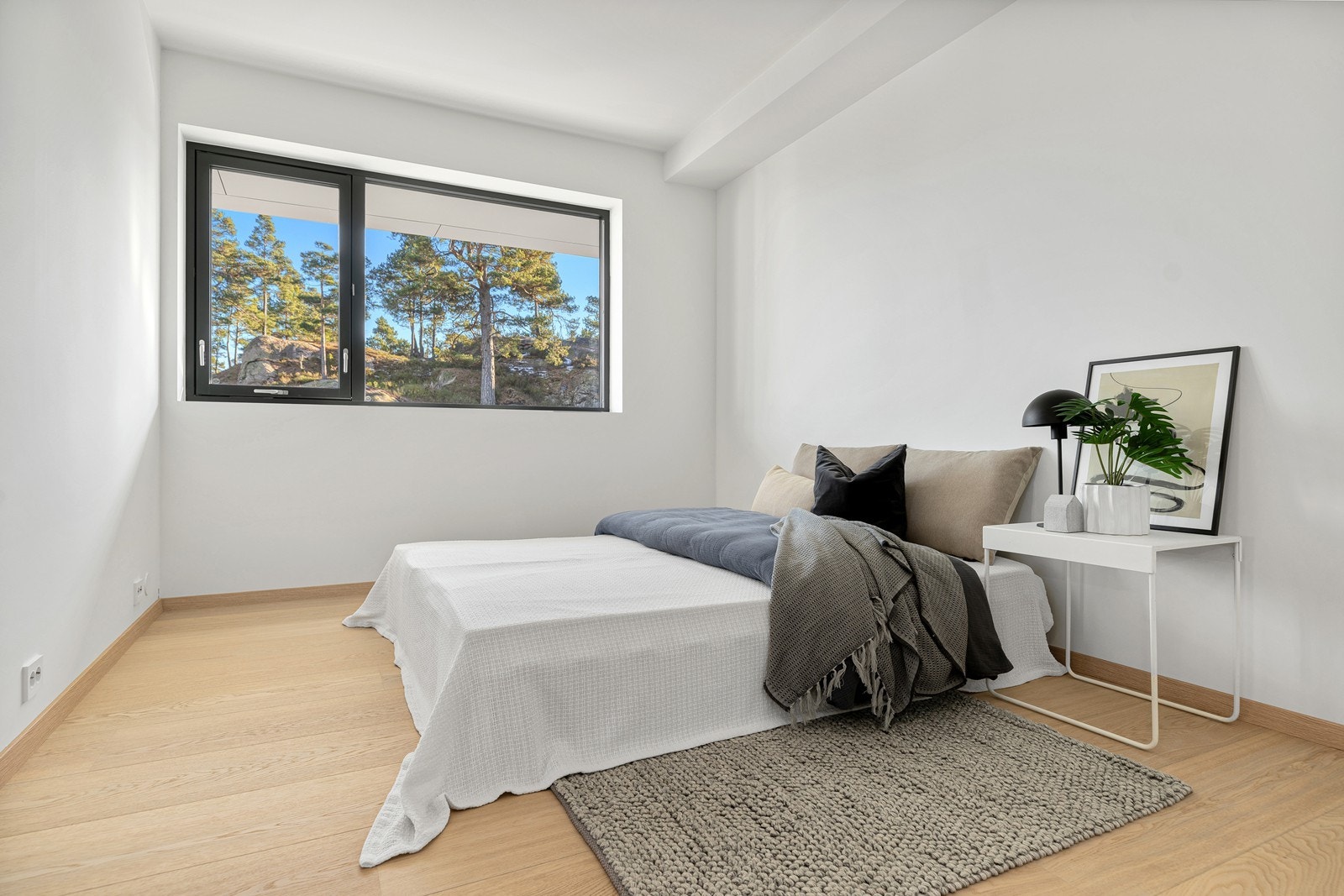 God plass til dobbelseng og annet ønskelig møblement. Store vindusflater sikrer godt innslipp av naturlig lys Galleribilde