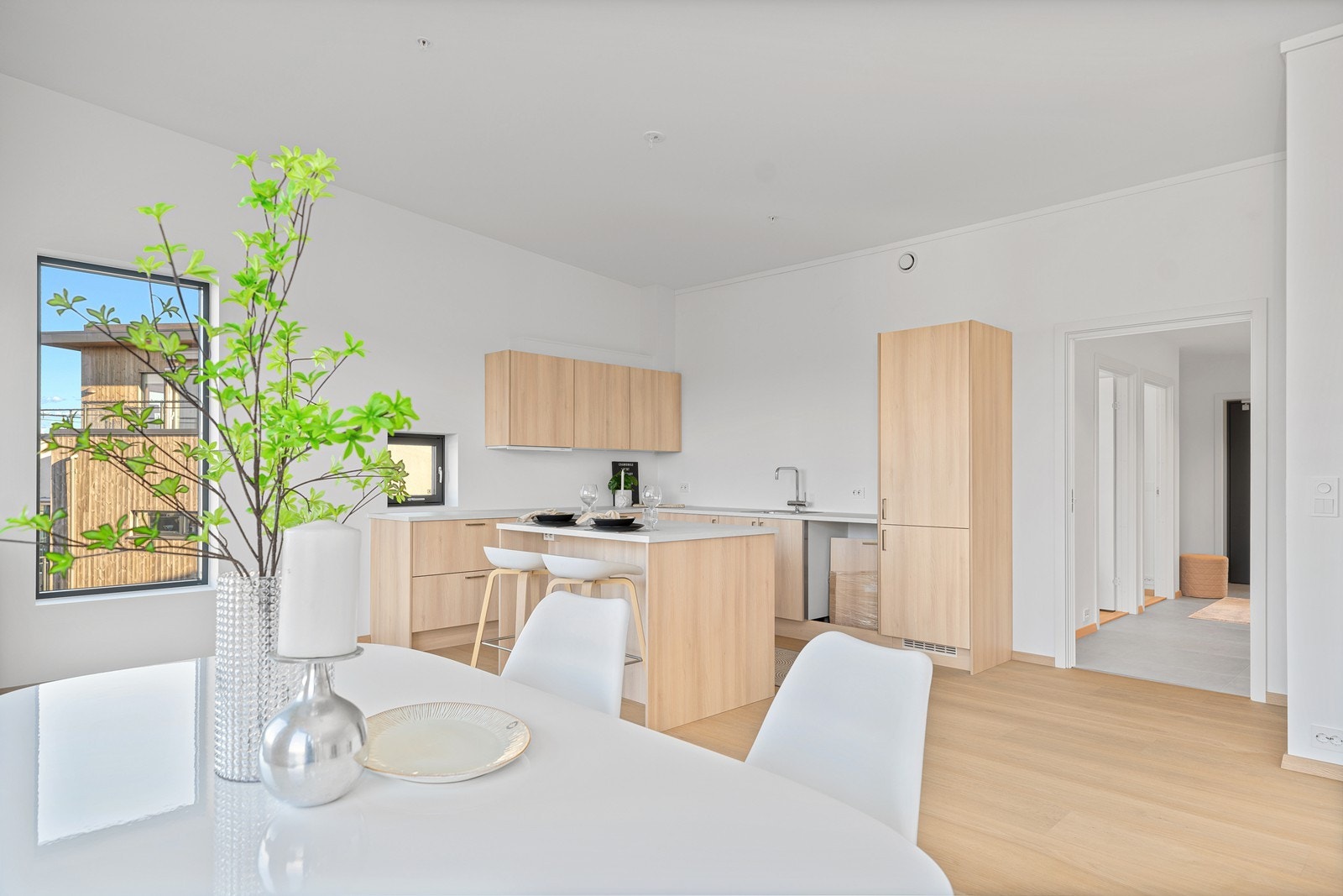 Pent kjøkken med slette fronter og god plass til oppbevaring Galleribilde