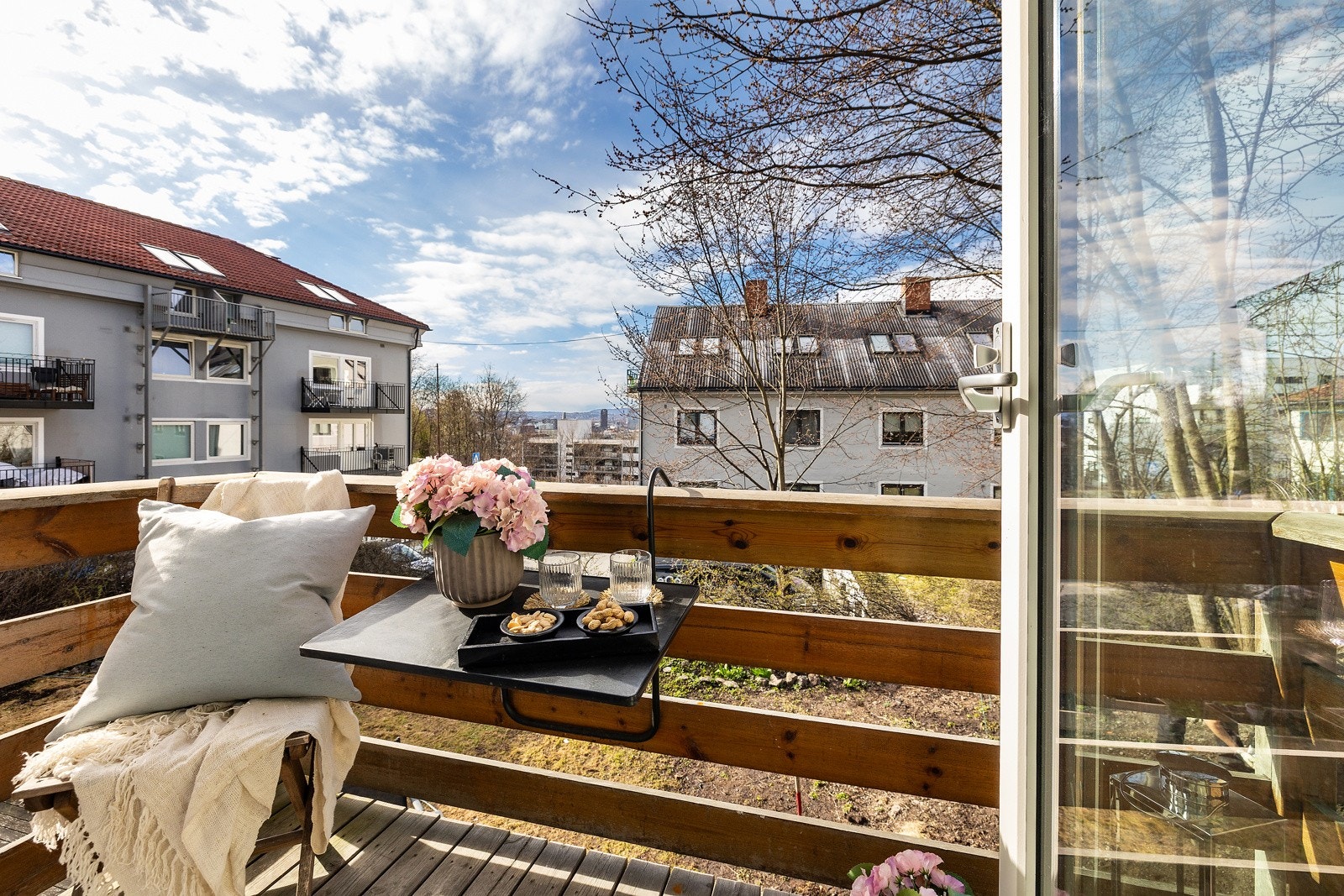 Romslig balkong hvor en kan innrede med sittegruppe, grill etc.. Galleribilde