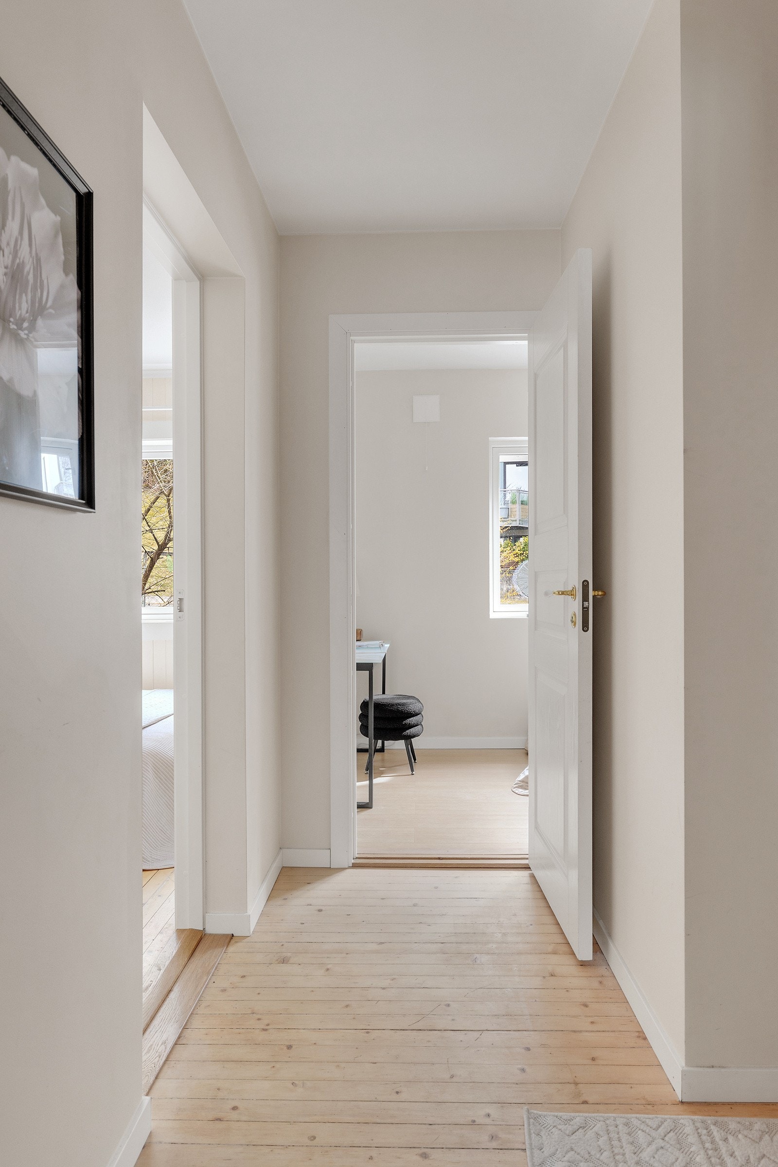 Gangen leder inn til soverom, bad og åpen stue/kjøkken løsning. Galleribilde