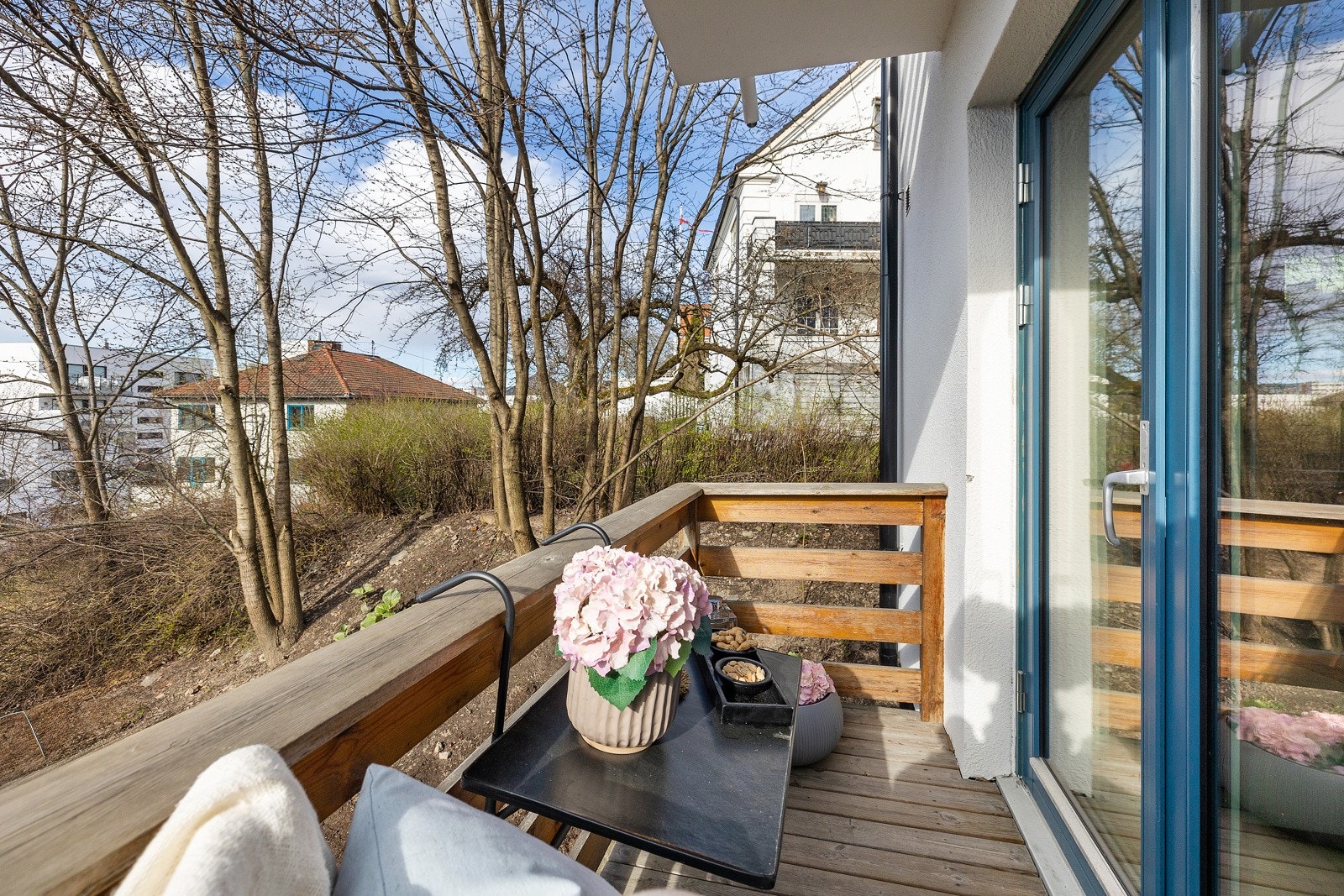 Balkongdøren kan åpnes helt slik at stuen forlenges på varme vårdager! Galleribilde
