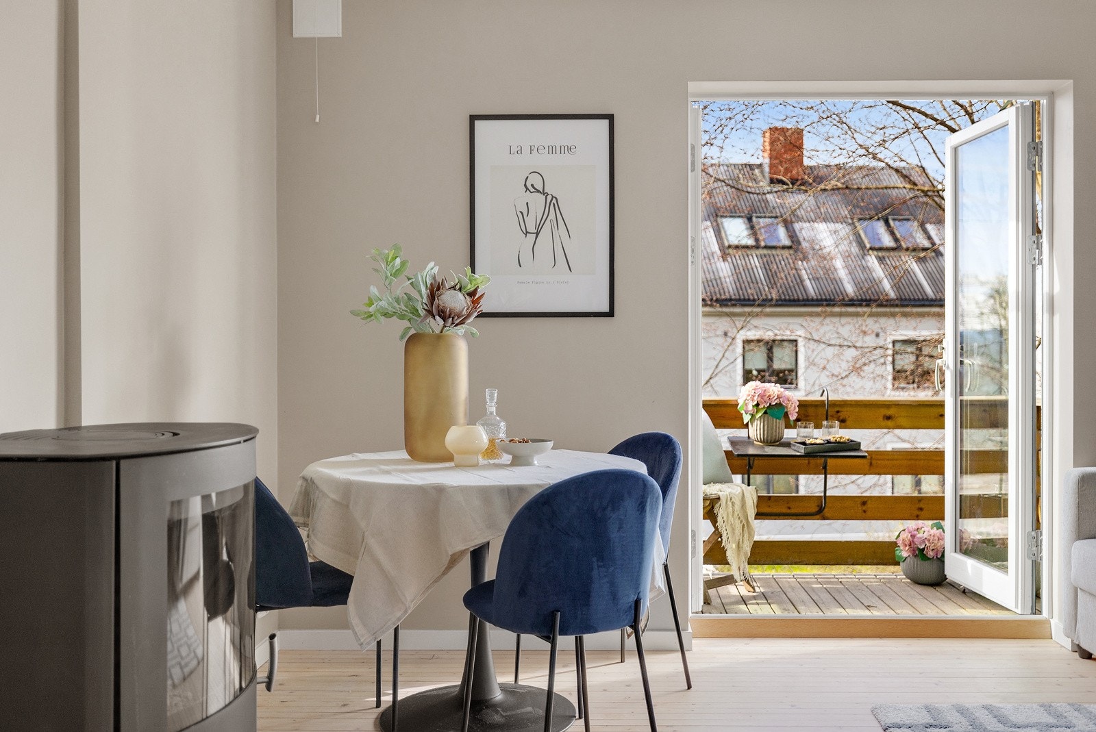 Det kan innredes med sittegruppe i tilknytning til kjøkken og stue hvor du har direkte utgang til balkongen. Galleribilde