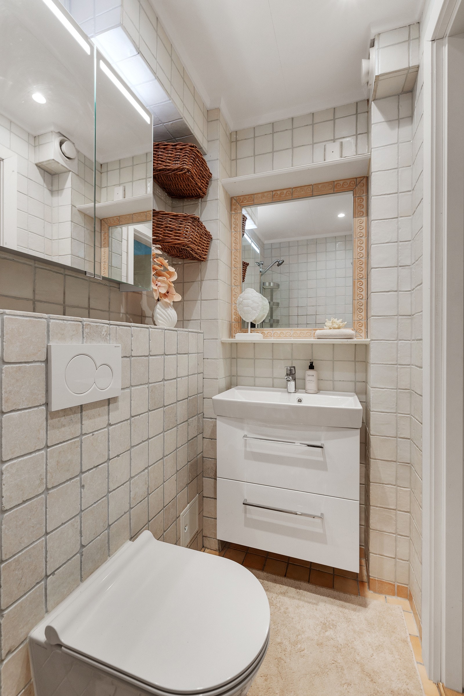 Badet har lyse fliser på vegger og tak. Galleribilde