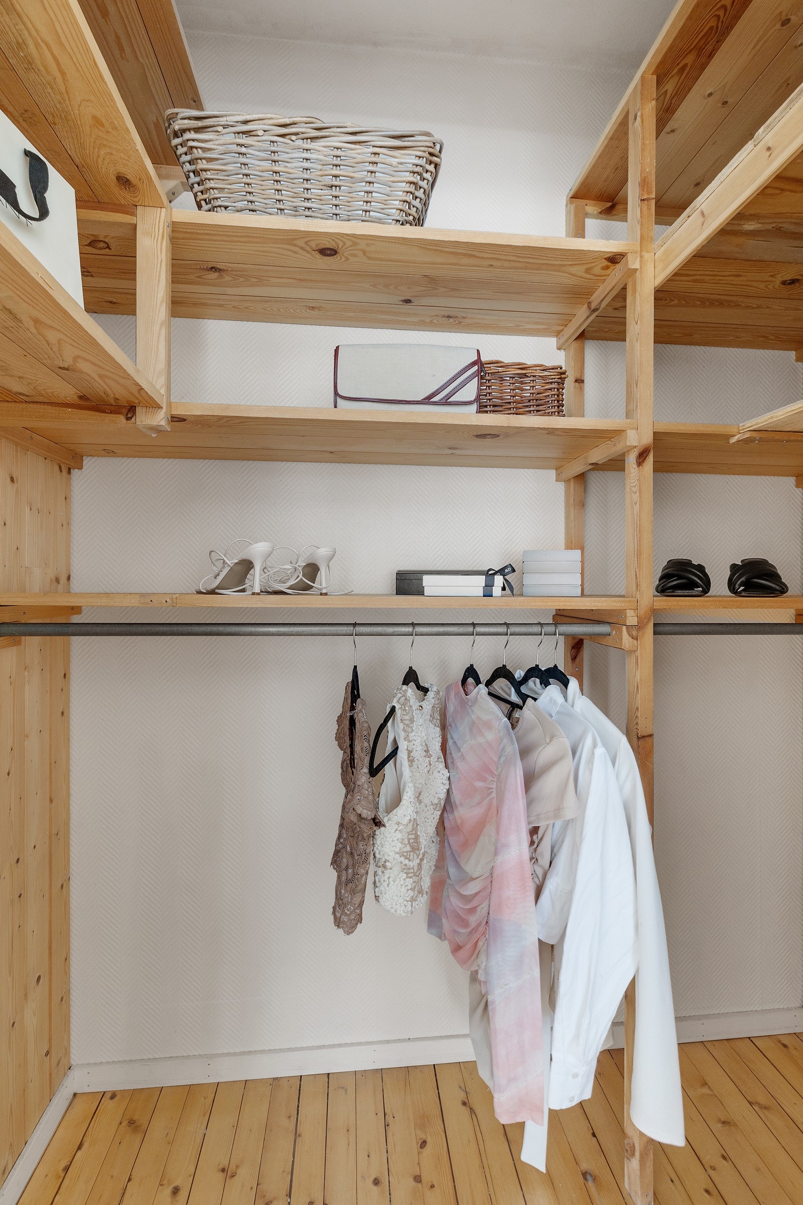 Walk-in-garderoben gir leiligheten godt med lagringsplass! Galleribilde
