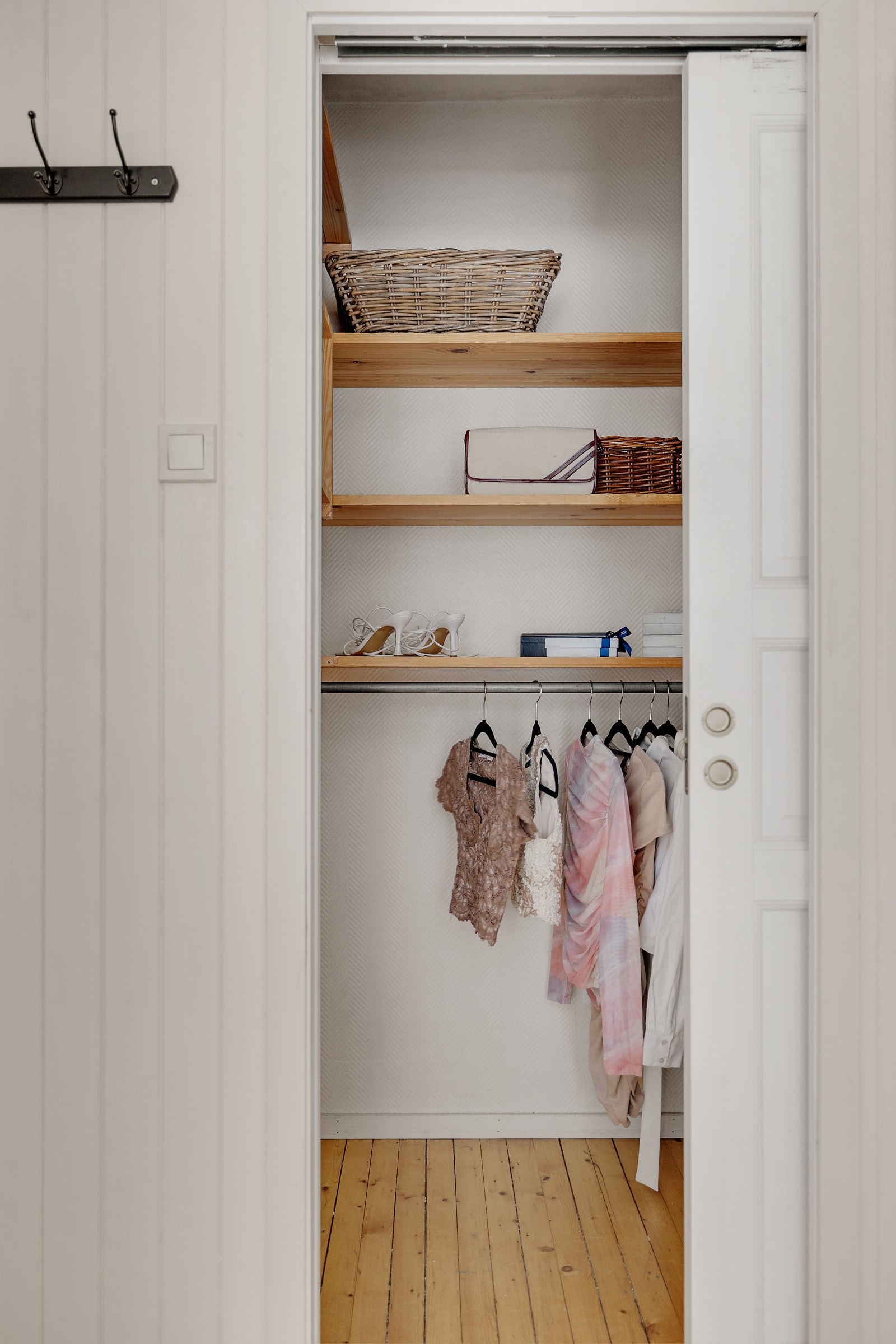 .. egen walk-in.garderobe med mye rom! Galleribilde